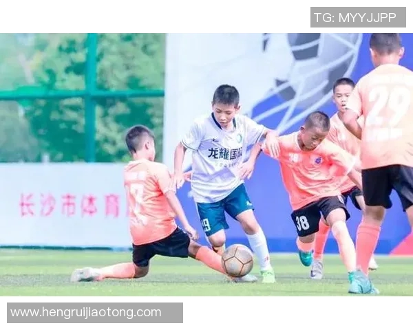 一起追逐足球明星的梦想与激情,共同见证绿茵场上的辉煌时刻 一起追逐足球明星的梦想与激情,共同见证绿茵场上的辉煌时刻