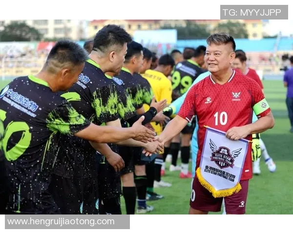 两米以上的足球明星们如何在绿茵场上展现超凡身高优势与技巧魅力