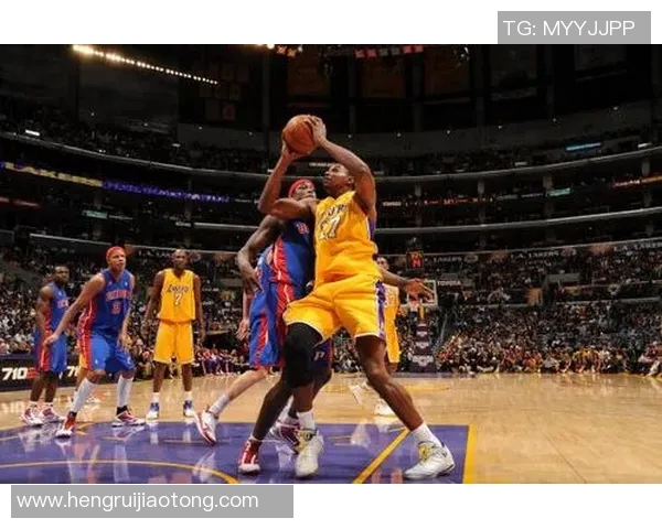 夏季联赛精彩对决湖人队与活塞队的激烈碰撞与战术较量